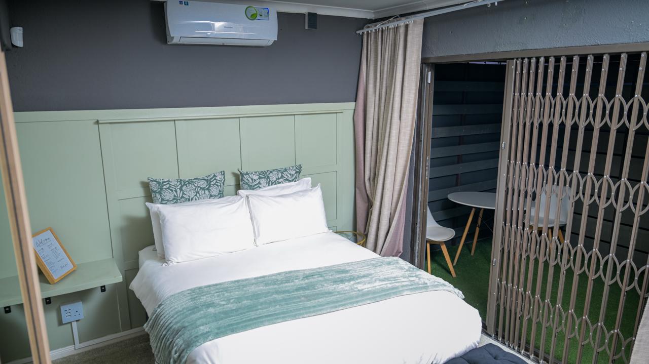 The Bright Room — queen bed and private patio entrance